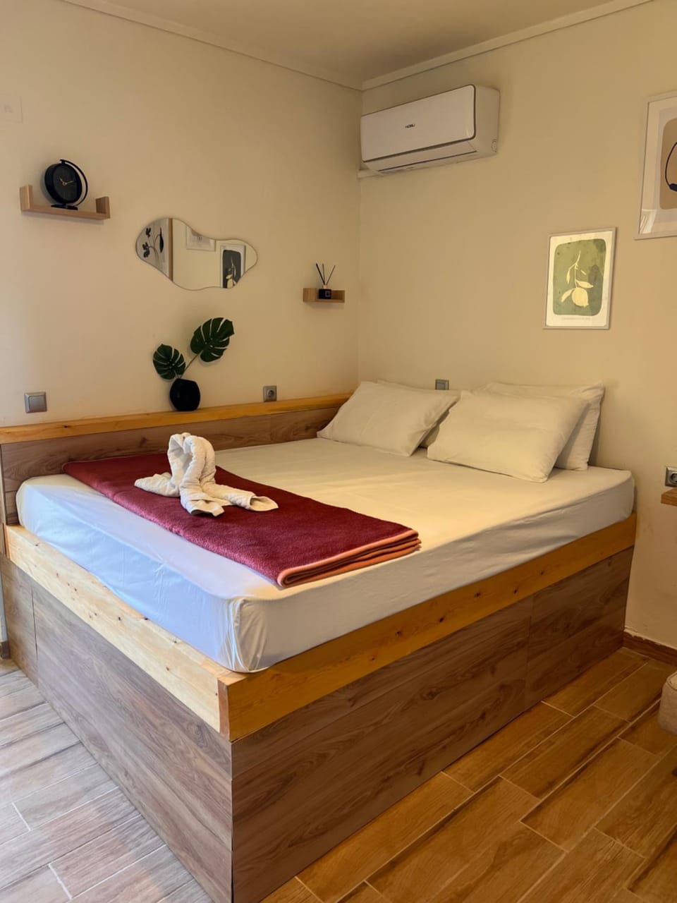 Bedroom, towels, air conditioner