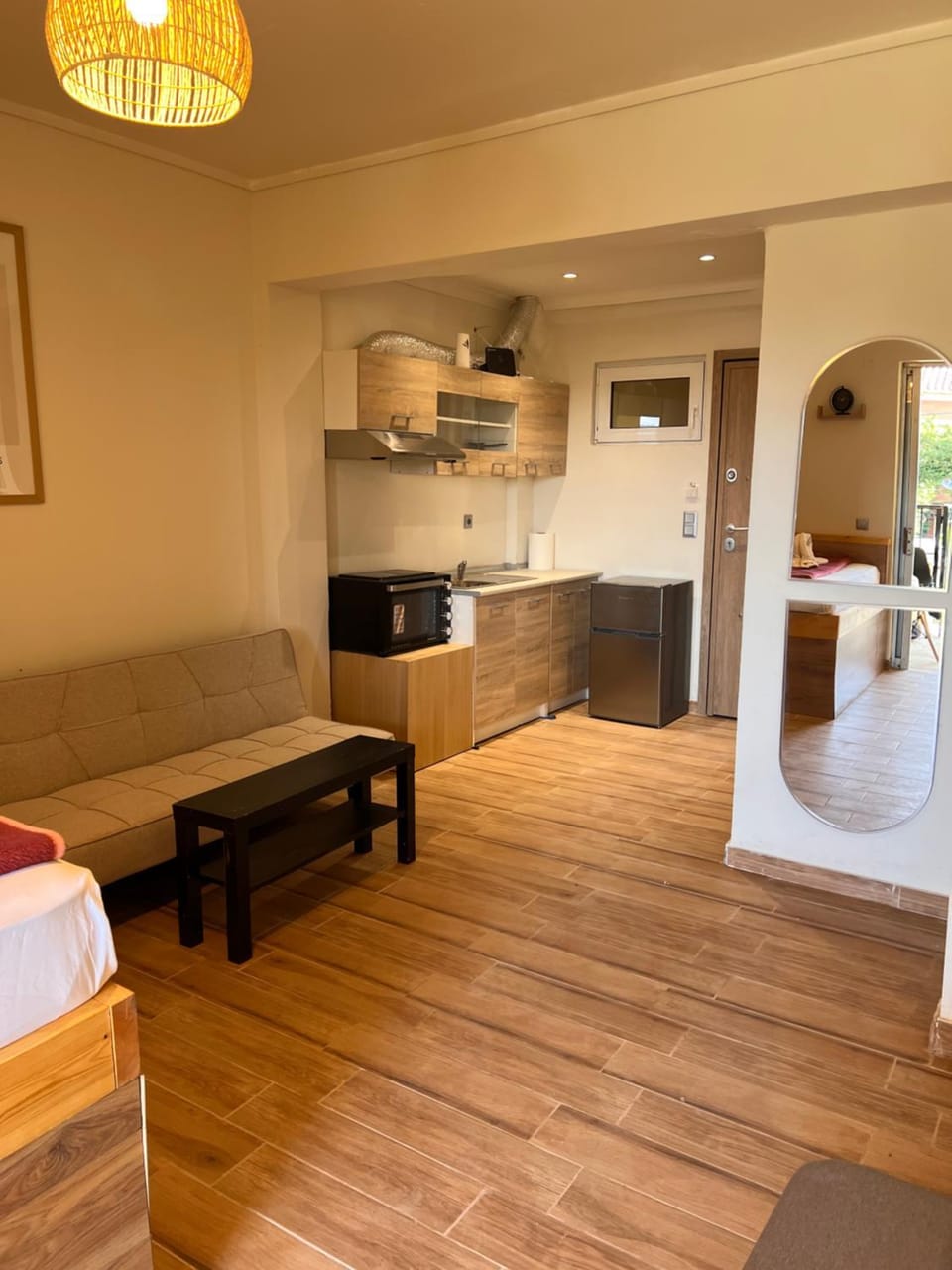Kitchen or kitchenette, Living room, Seating area, minibar, stove