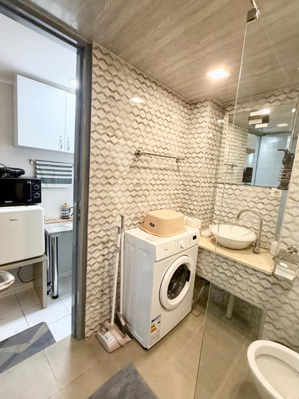 Shower, Toilet, Bathroom, washing machine, dryer