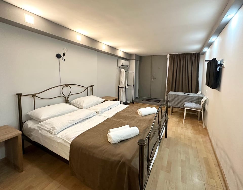 Bed, Bedroom, towels