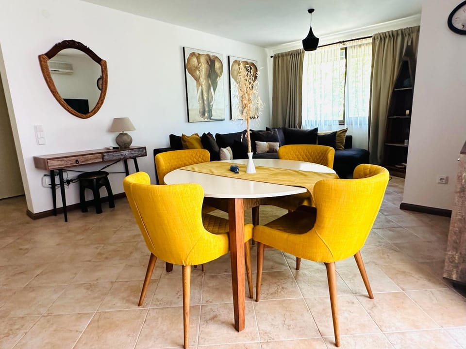 Seating area, Dining area