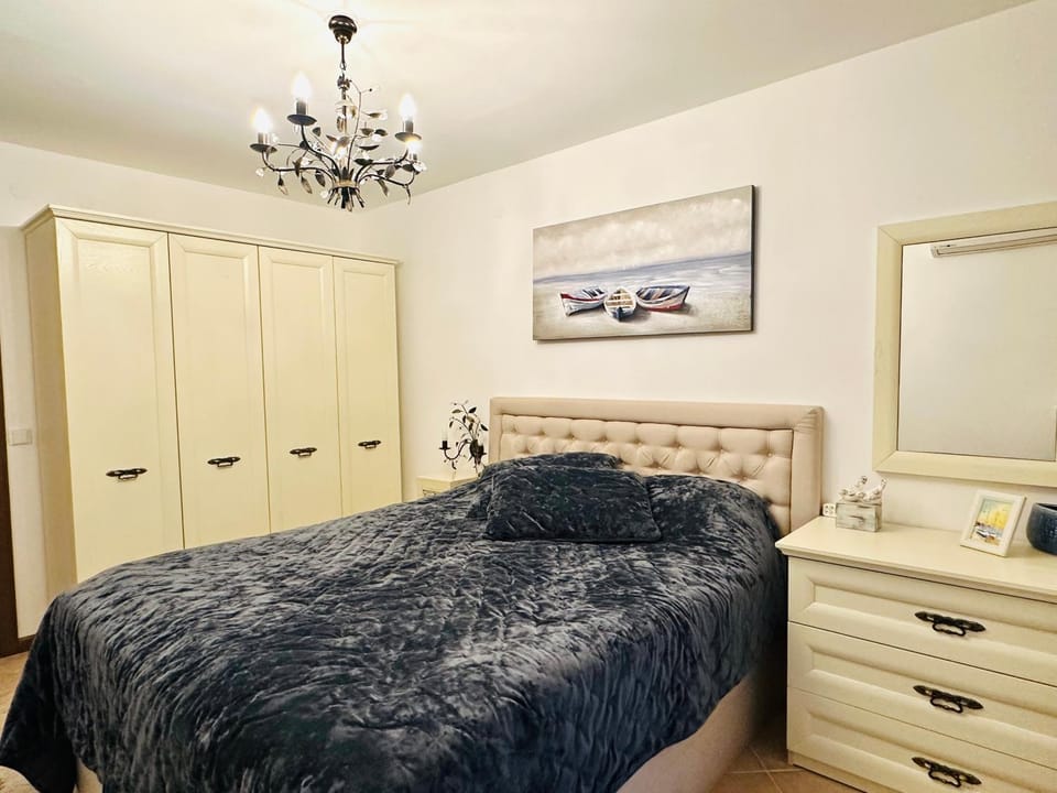 Bed, Photo of the whole room, Bedroom, wardrobe