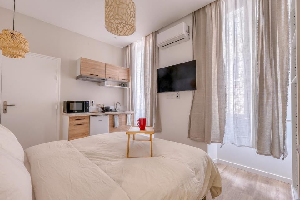 Bed, TV and multimedia, Kitchen or kitchenette, Photo of the whole room, air conditioner
