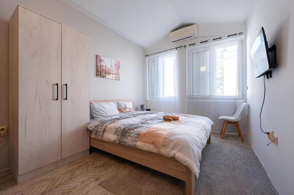 Bed, TV and multimedia, Bedroom, internet, towels, wardrobe
