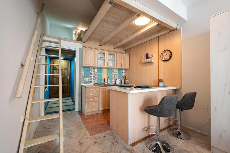 Kitchen or kitchenette, minibar