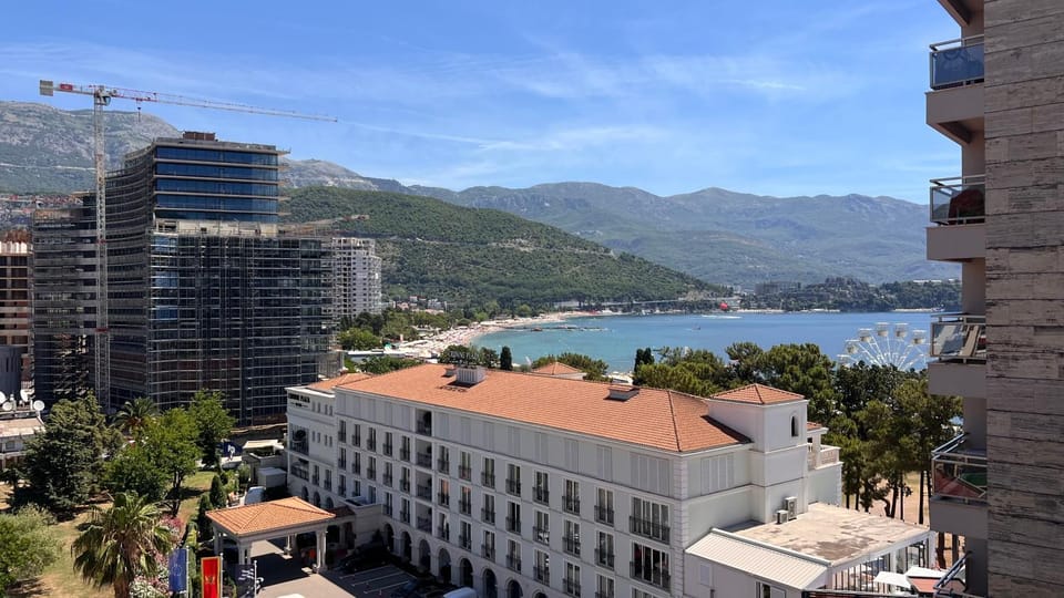 Mountain view, Sea view, Location
