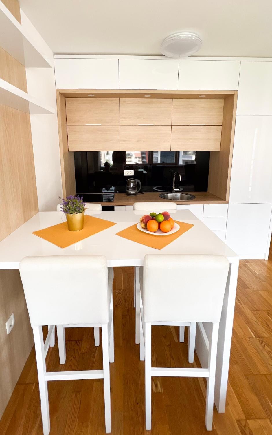 Kitchen or kitchenette, Dining area
