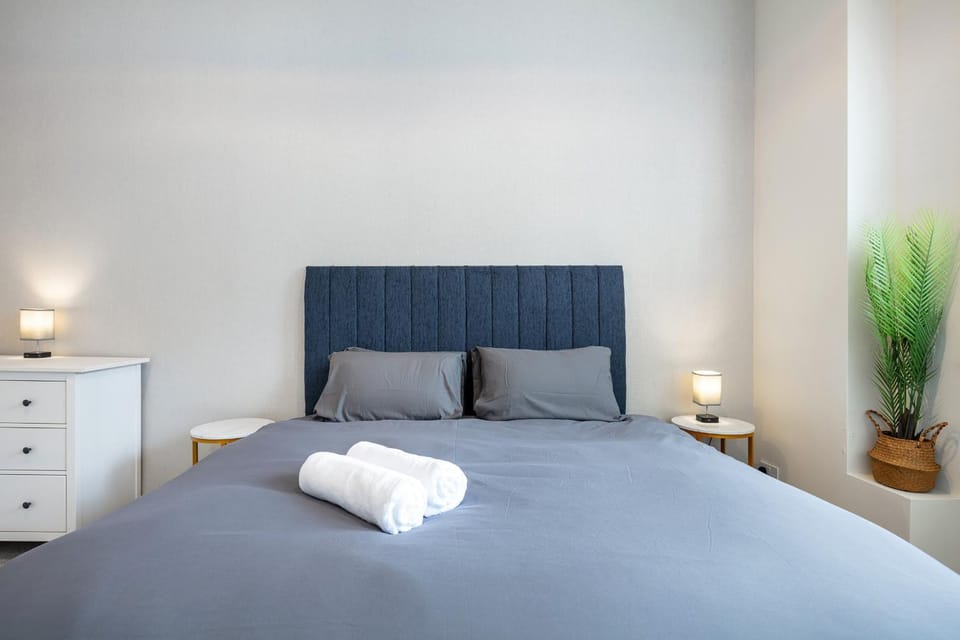 Bed, Bedroom, towels