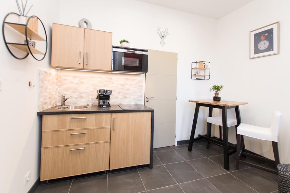 Kitchen or kitchenette, Dining area, oven, stove