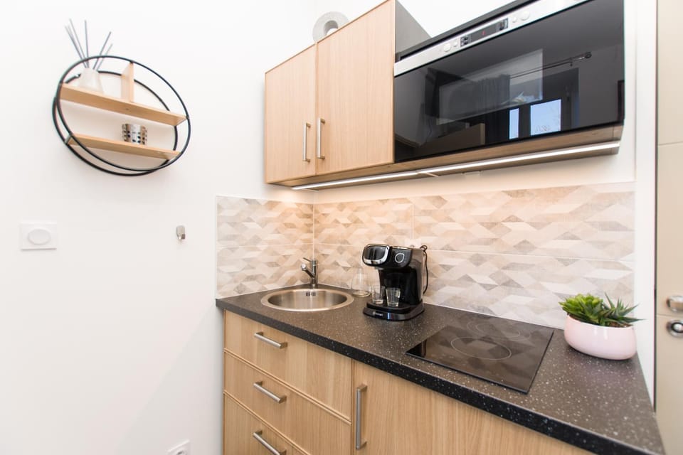 Coffee/tea facilities, Kitchen or kitchenette, oven