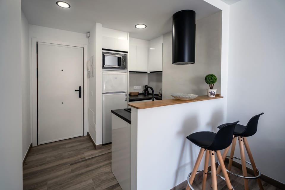 Kitchen or kitchenette, minibar
