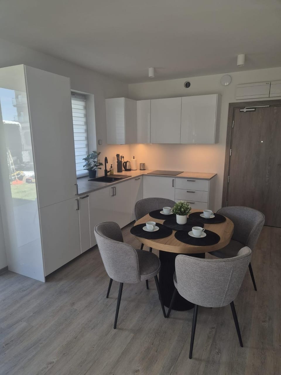 Coffee/tea facilities, Kitchen or kitchenette, stove