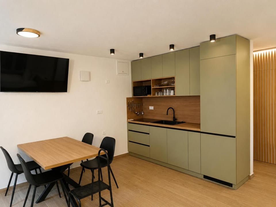 TV and multimedia, Kitchen or kitchenette, Dining area, stove