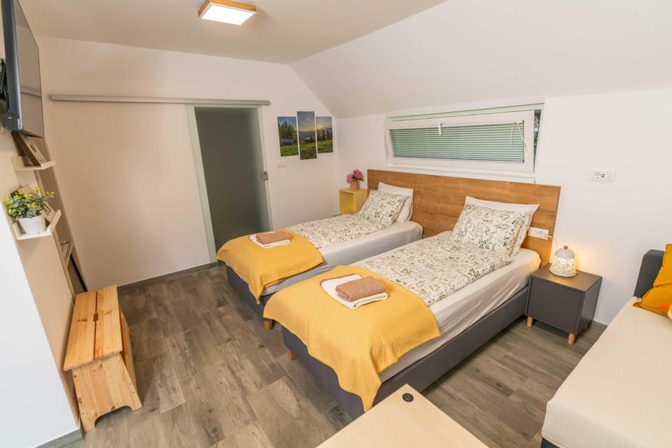 Bed, Bedroom, towels
