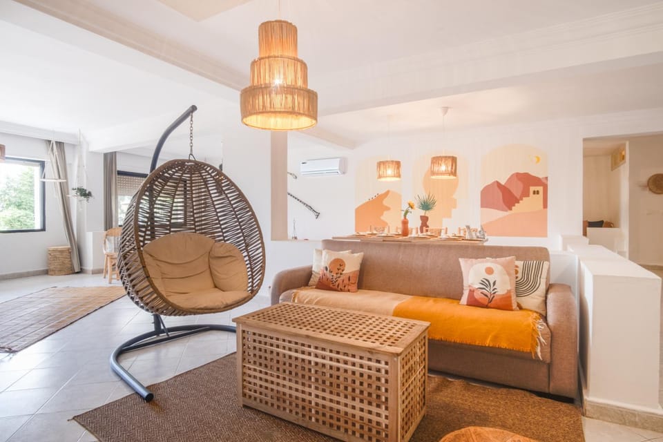 TV and multimedia, Living room, Photo of the whole room, Seating area, air conditioner