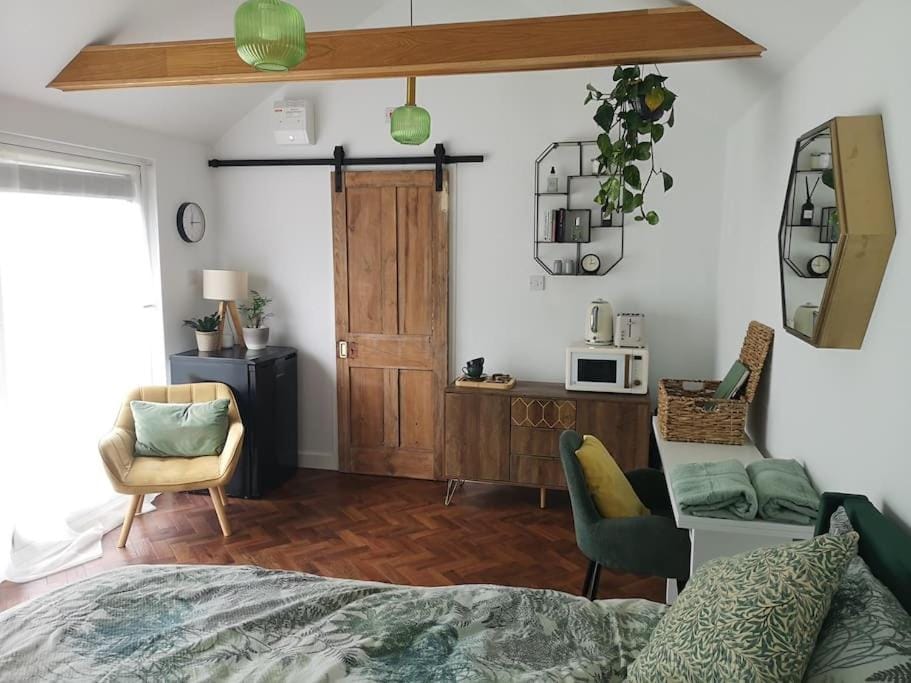 Stylish central Horsham residence with parking and hot tub Apartment in Horsham