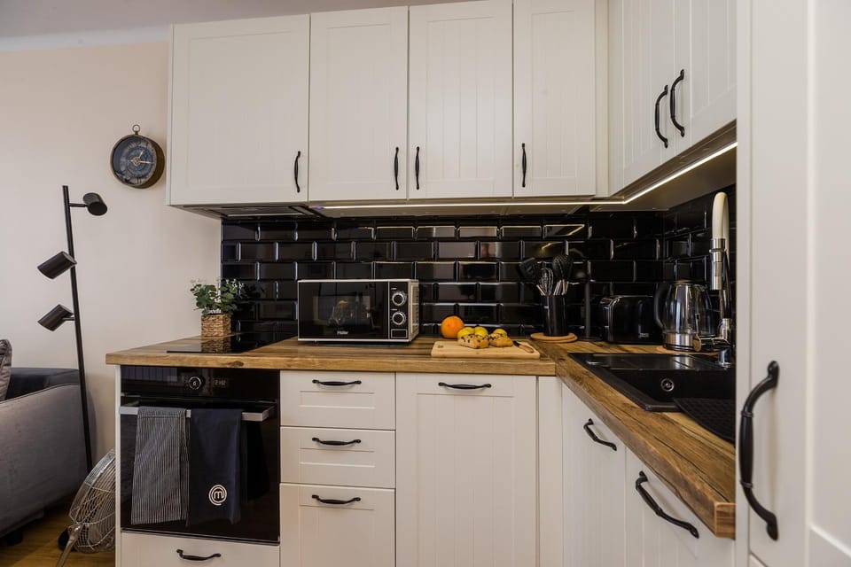 Coffee/tea facilities, Kitchen or kitchenette, dishwasher, stove