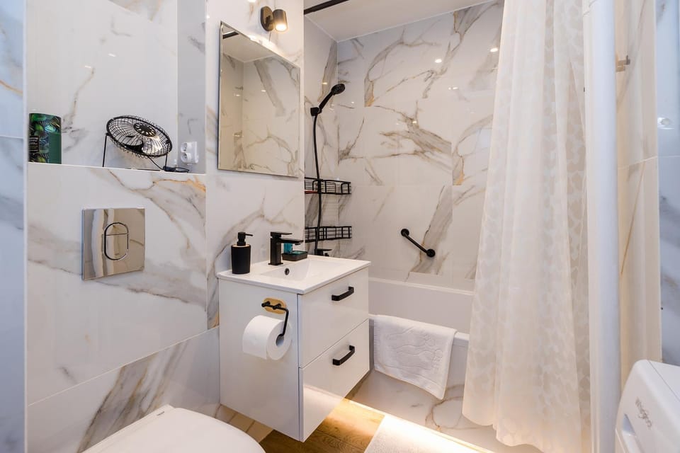 Shower, Toilet, Bathroom, Bath, towels