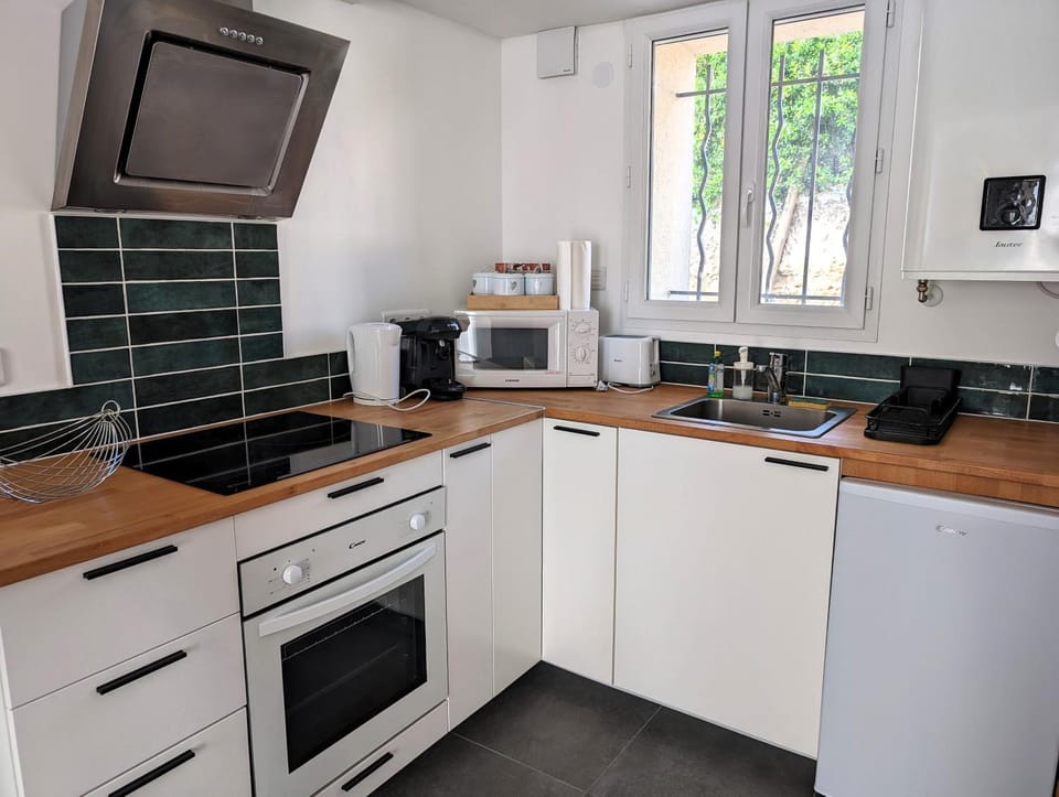 Coffee/tea facilities, Kitchen or kitchenette, oven, stove, toaster