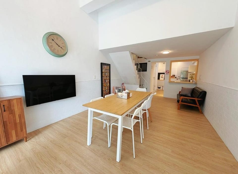 Communal lounge/ TV room, TV and multimedia, Living room