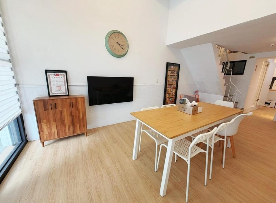 TV and multimedia, Living room, Seating area, Dining area