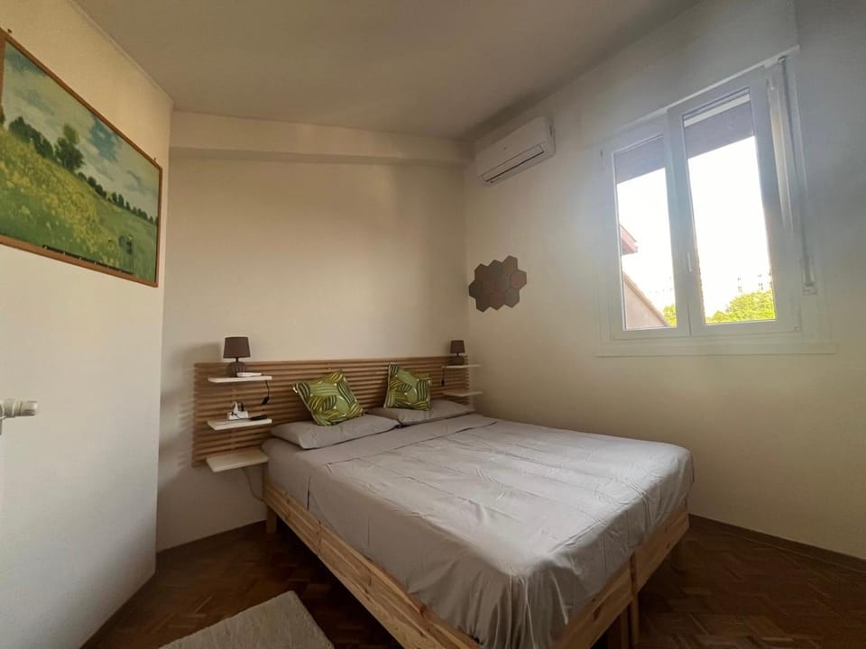 Bed, Bedroom, air conditioner