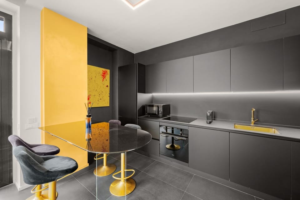 Coffee/tea facilities, Kitchen or kitchenette, Dining area, microwave, oven, kitchen