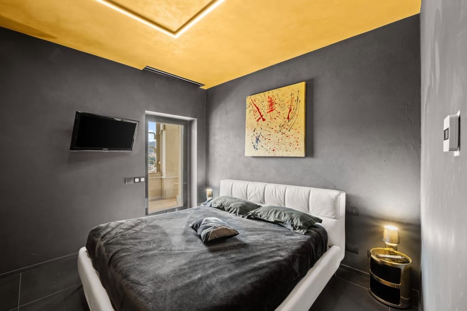Bed, TV and multimedia, Bedroom