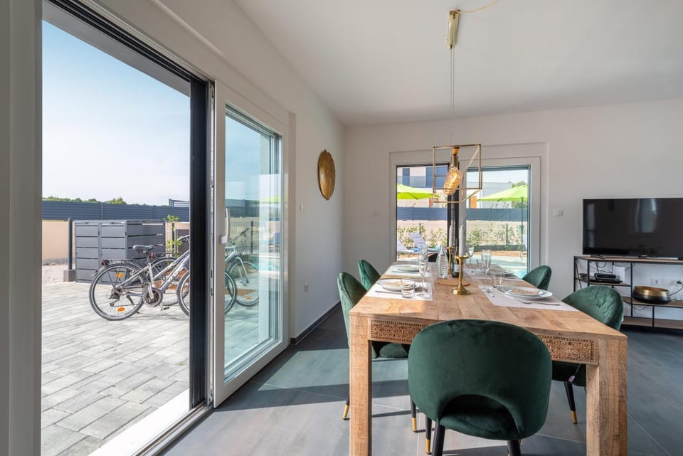 Dining area, Garden view
