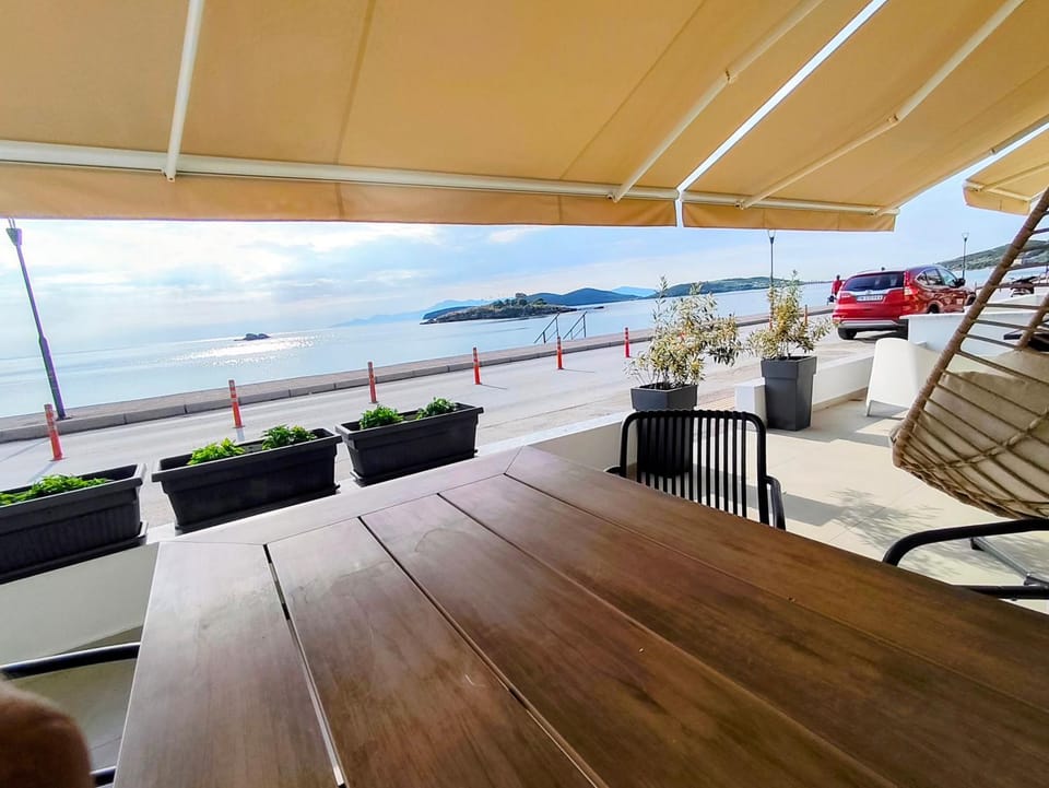 Aurora suite Apartment in Nea Peramos