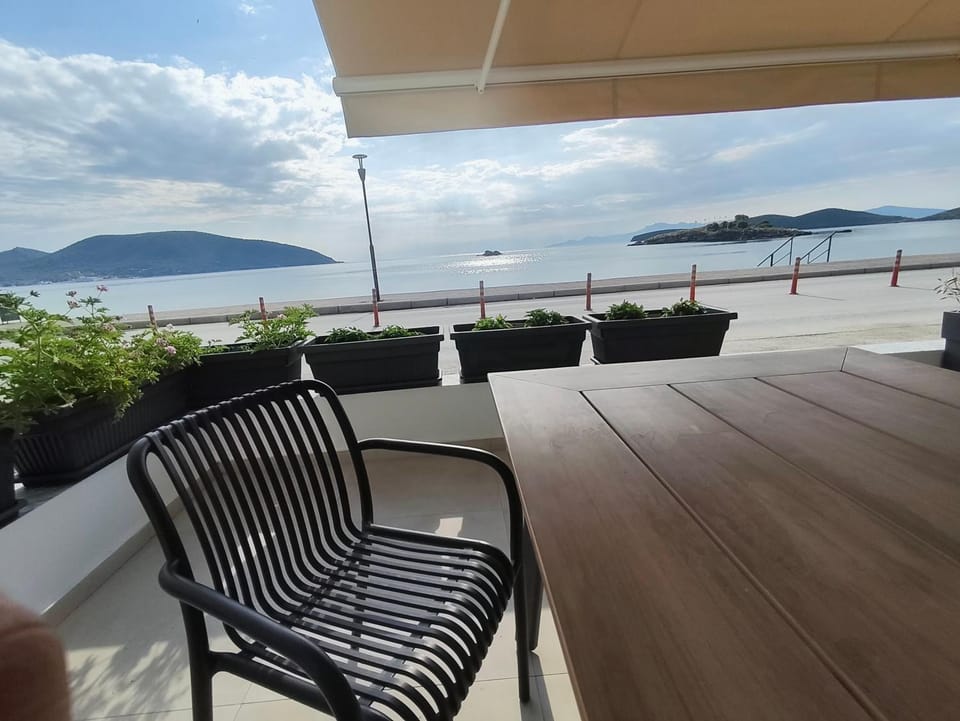 Aurora suite Apartment in Nea Peramos