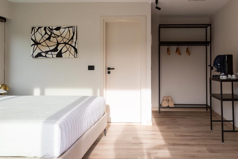 Photo of the whole room, Bedroom, towels