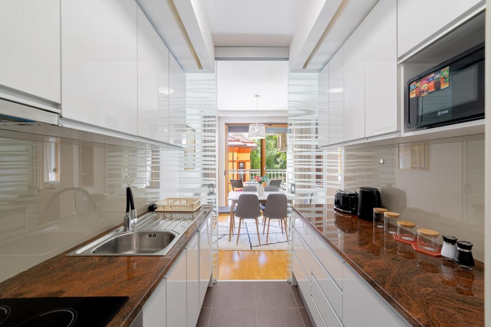 TV and multimedia, Kitchen or kitchenette, Living room, Seating area