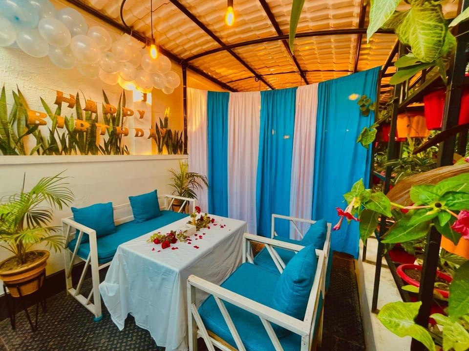 Restaurant/places to eat, Garden, Dining area