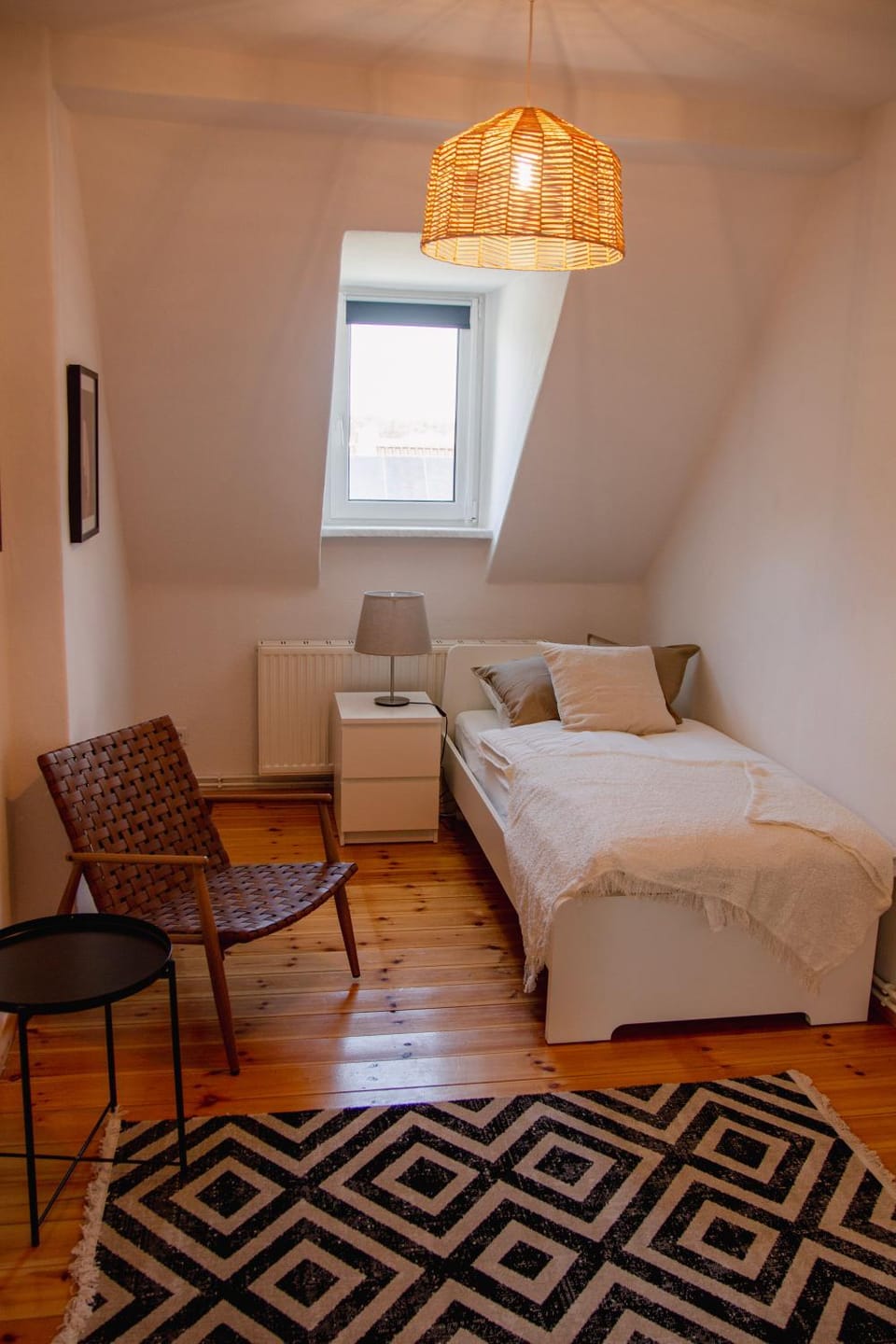 Bed, Seating area, Bedroom