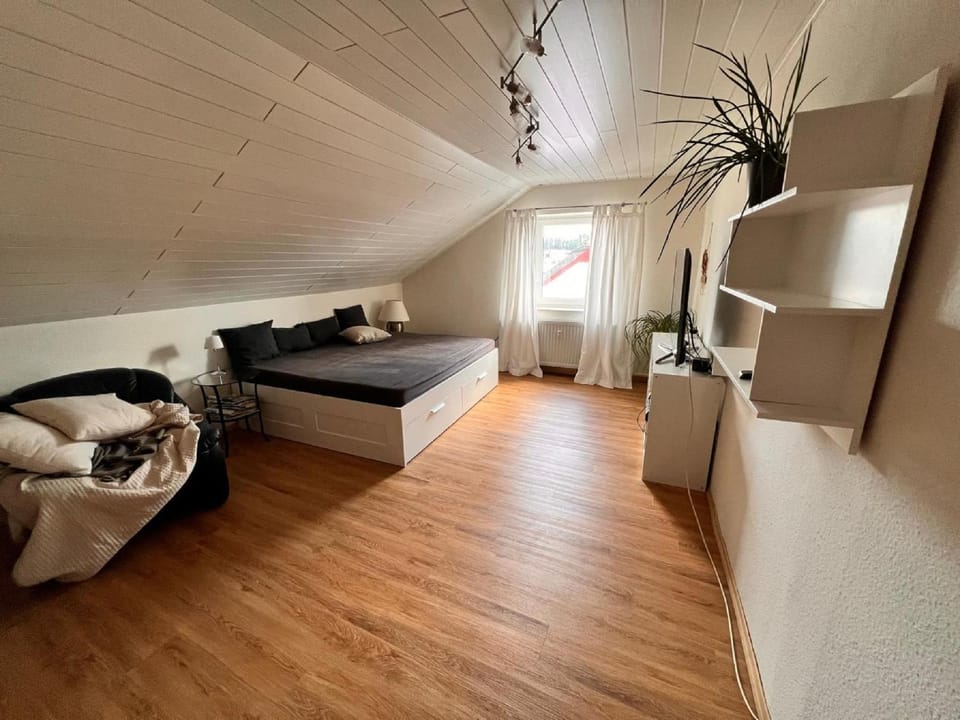 Bed, TV and multimedia, Photo of the whole room, Seating area, Bedroom