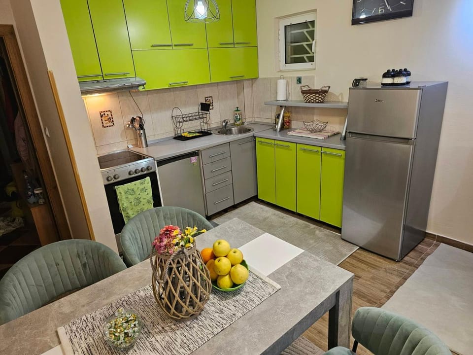 Kitchen or kitchenette, Food and drinks, Dining area, Food, dishwasher, oven, stove