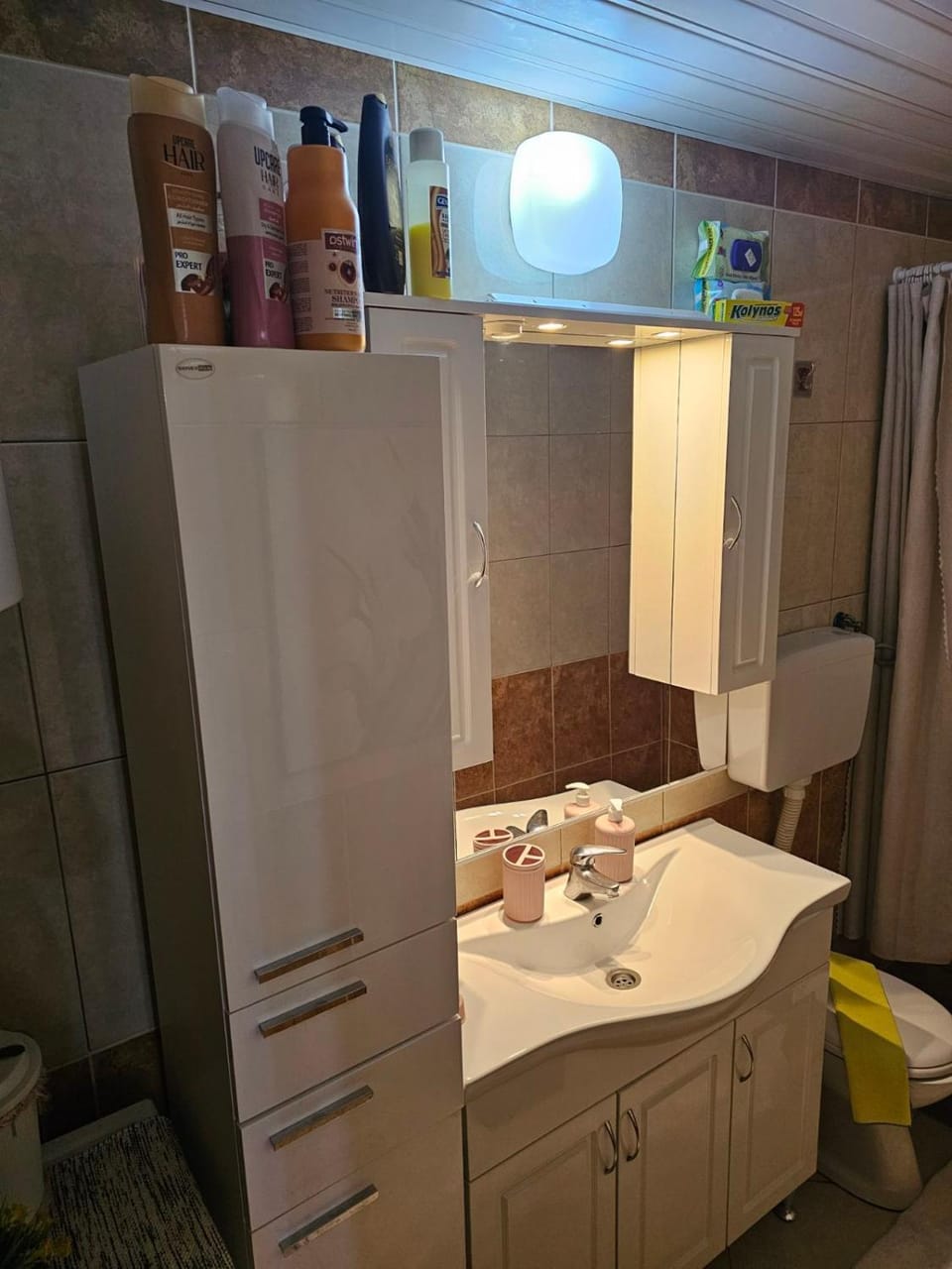 Bathroom, towels