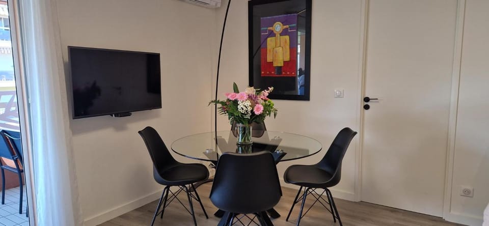 Communal lounge/ TV room, TV and multimedia, Living room, Decorative detail, Dining area
