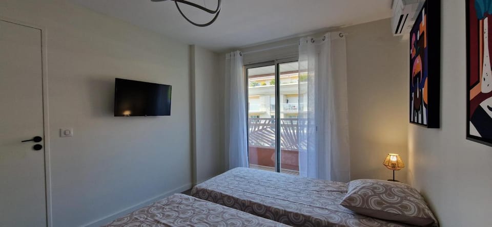Bed, TV and multimedia, Photo of the whole room, Bedroom