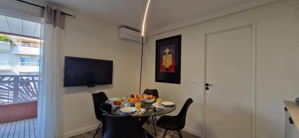 Communal lounge/ TV room, TV and multimedia, Living room, Dining area