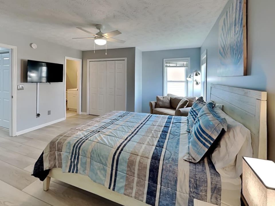 Bed, Day, TV and multimedia, Bedroom, furniture, wardrobe