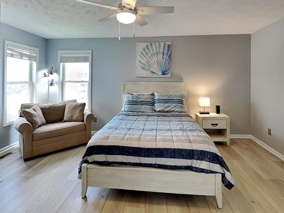 Bed, Day, Seating area, Bedroom, furniture