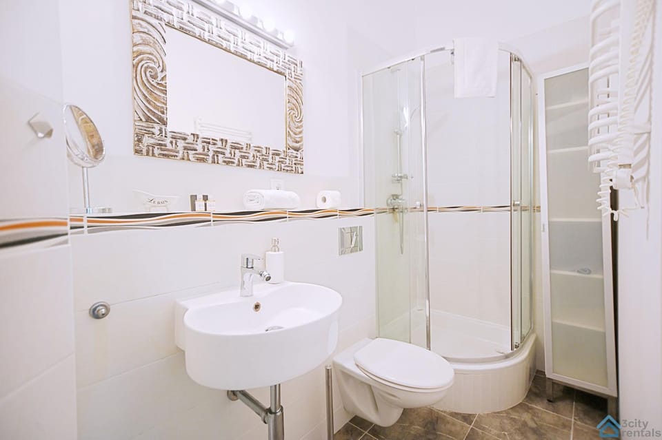Shower, Toilet, Bathroom, towels