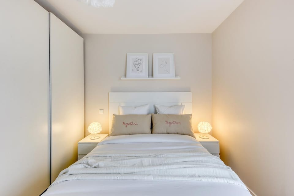 Photo of the whole room, Bedroom