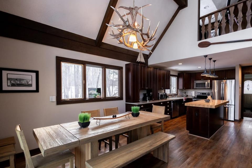 Game Room Cabin Pool & Hot Tub Access Cabin in Michigan