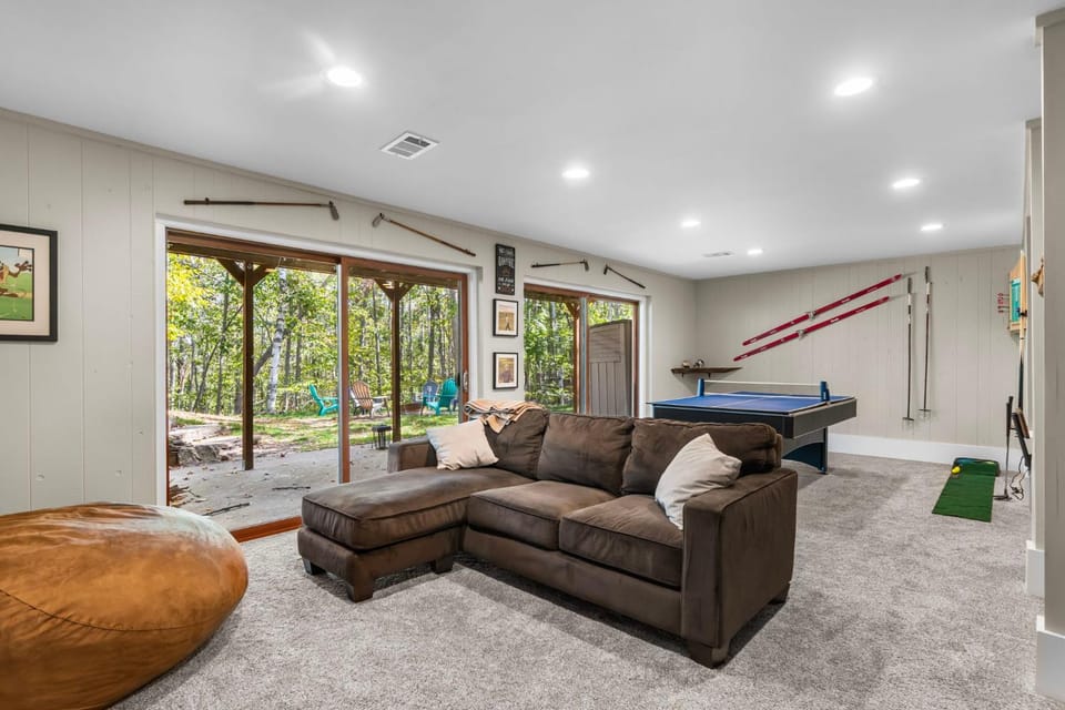 Game Room Cabin Pool & Hot Tub Access Cabin in Michigan