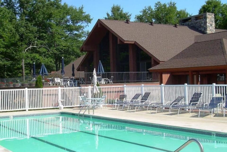 Game Room Cabin Pool & Hot Tub Access Cabin in Michigan