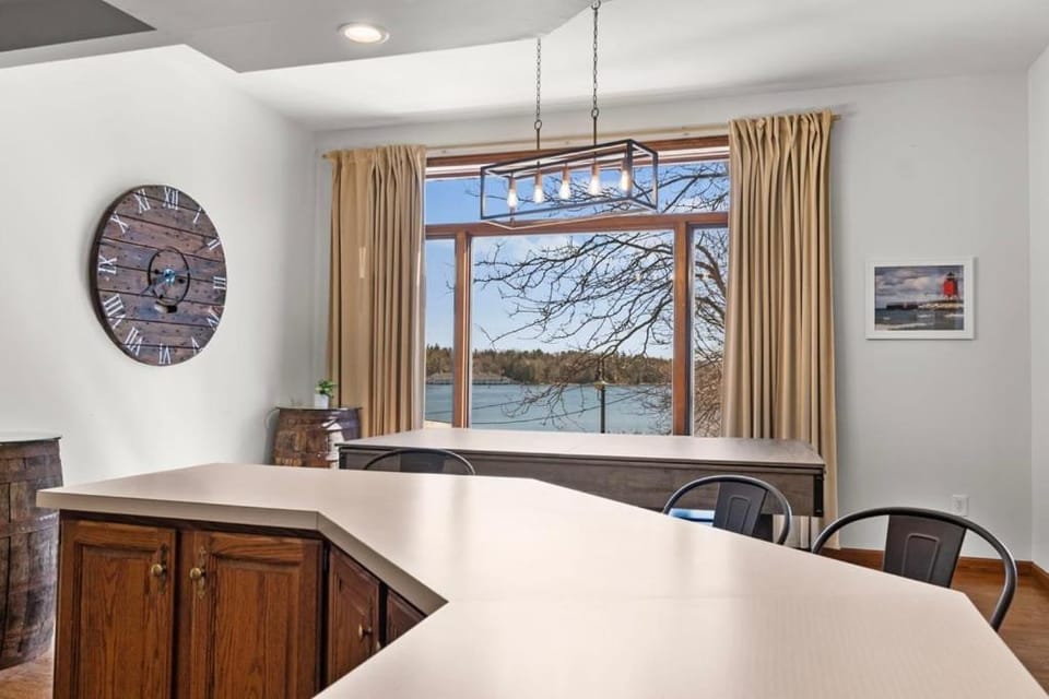 Downtown Charlevoix Loft Lake View Pool Table House in Charlevoix