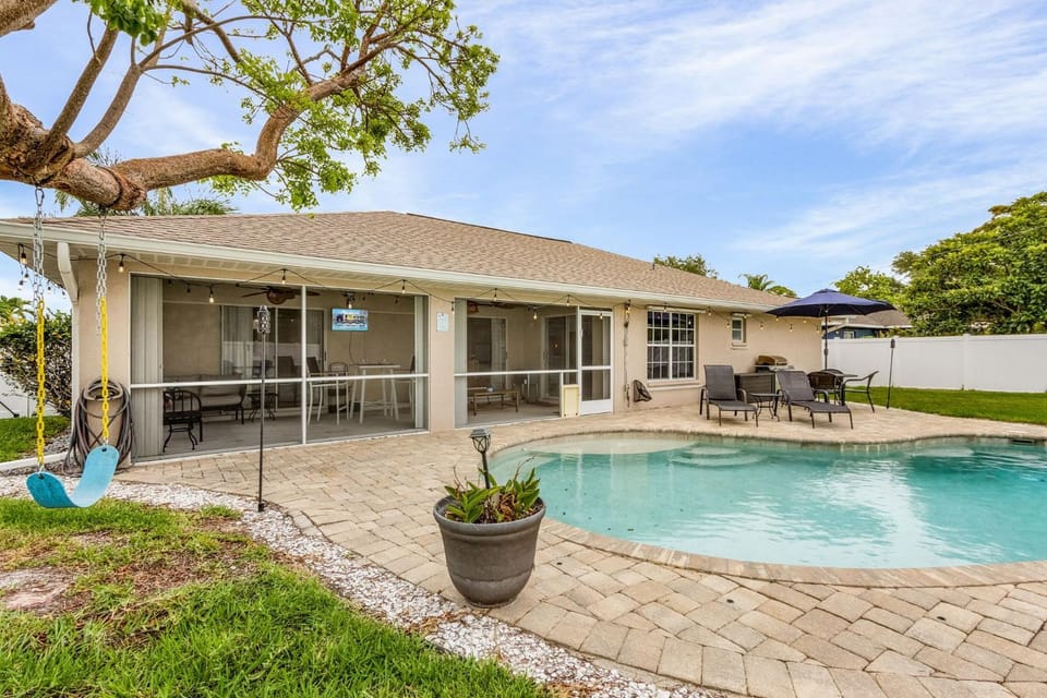 Outdoor Oasis, Heated Pool, Firepit, Bicycles, Pet-Friendly - Chateau Relaxo - Roelens House in Cape Coral